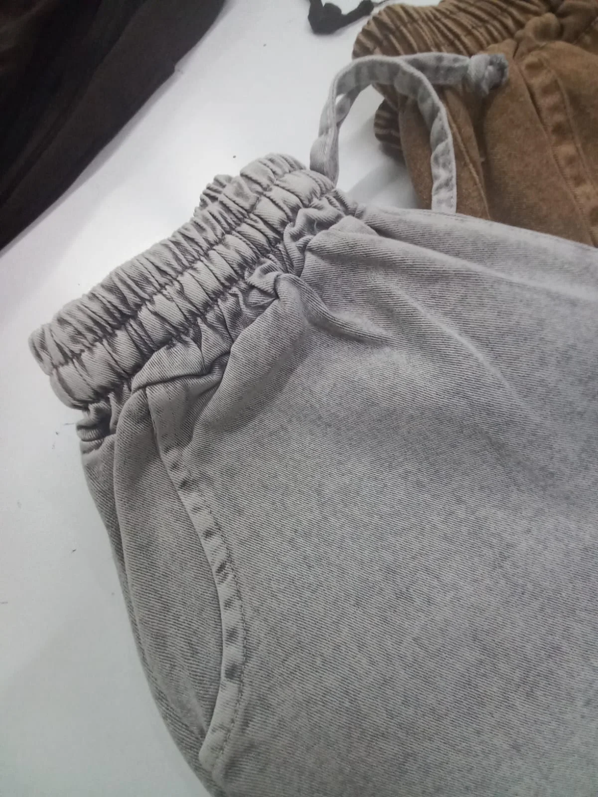 Kot pantolon taş yıkama ve özel tekstil finisaj uygulaması